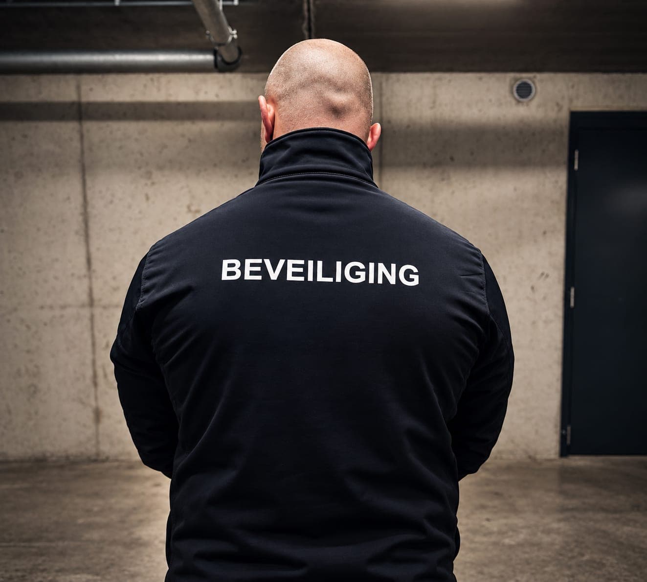 Beveiliger van Social NTWRK met BEVEILIGING op de rug