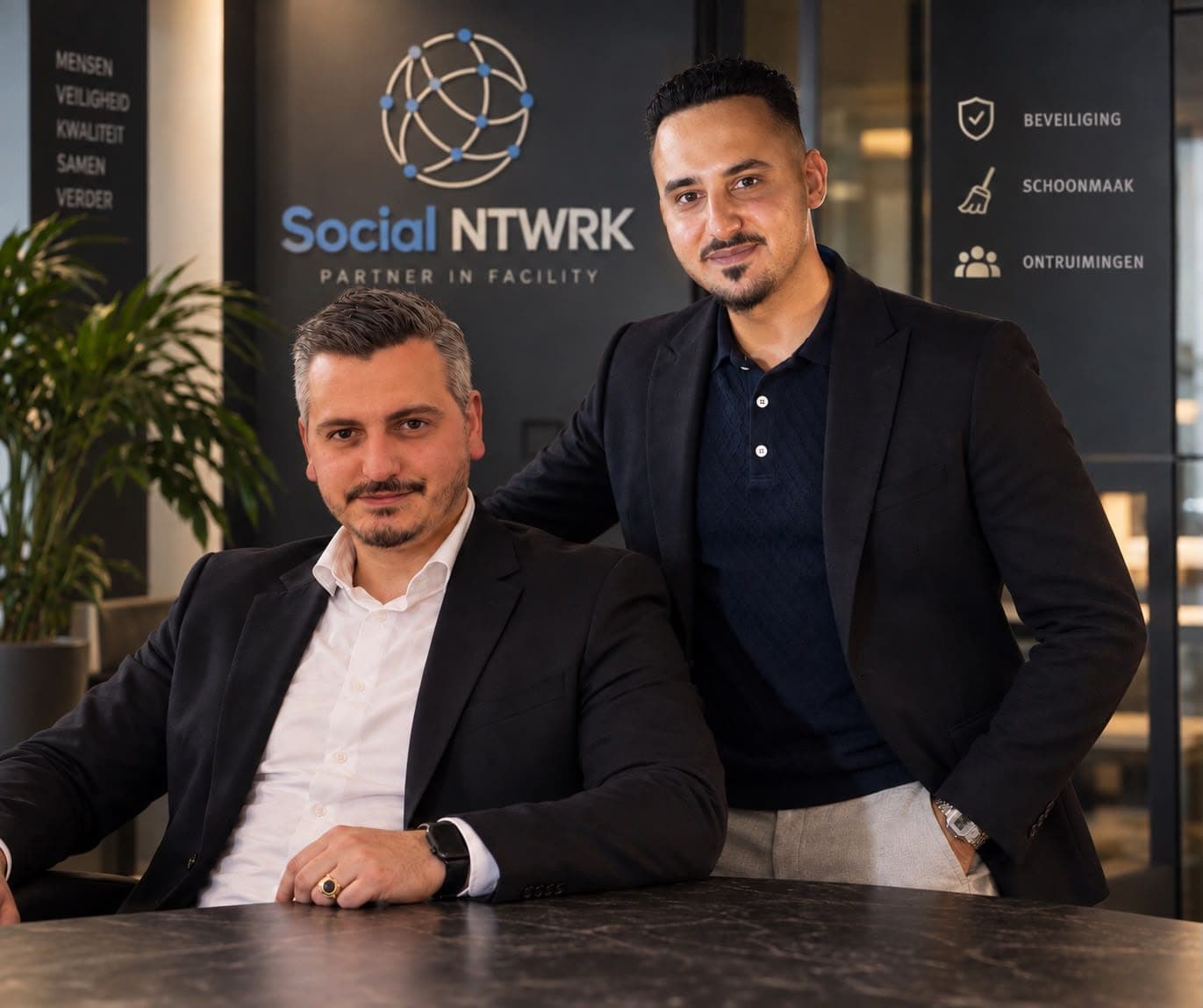 Mehmet Sabuncuoglu en Burak Yanik, oprichters van Social NTWRK, op kantoor in Eindhoven